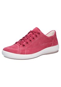 Roze suède sneaker met een ronde neus, witte rubberen zool en vetersluiting. Kenmerkt zich door stiksels en een textuur materiaal.