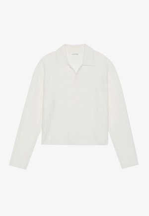 Cămașă polo albă, cu mâneci lungi, cu un design texturat de tricotaj în cablu, guler plat și tiv scurt. Fabricată dintr-un material moale.