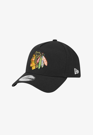 Schwarze Baseballmütze aus Stoff mit einem gebogenen Schirm, die auf der Vorderseite ein bunt gesticktes Logo und ein Markenpatch an der Seite aufweist.