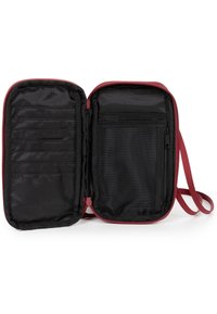 Borsa bordeaux con zip e interno in tessuto nero, dotata di scomparti per carte e una tasca in rete. Design compatto con tracolla rimovibile.