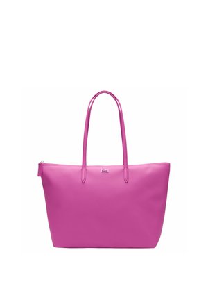 Sac cabas en cuir rose vif avec doubles anses d'épaule et petit logo crocodile Lacoste argenté au centre avant.