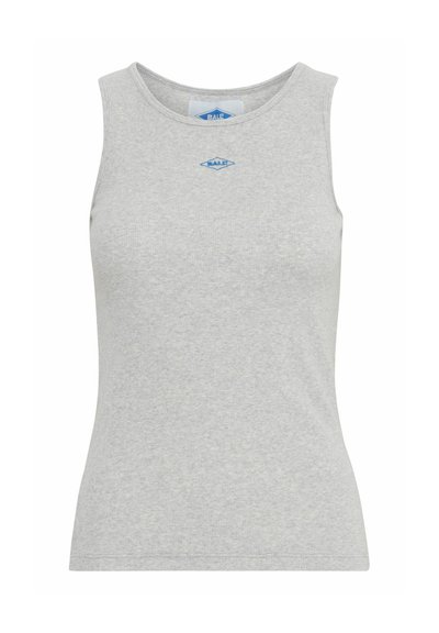 Grijs mouwloos shirt van ribstof, met een ronde halslijn en een klein blauw logo op de borst.