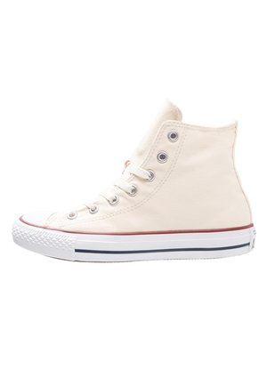 Højtop off-white lærredssneaker med hvid gummisål, røde og sorte striber, metaløjer og hvide snørebånd på hvid baggrund.