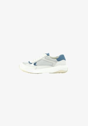 Hellgraue Turnschuhe mit blauen Akzenten, aus Wildleder und Mesh gefertigt. Verfügt über eine dicke weiße Sohle und ein klassisches Schnürdesign.