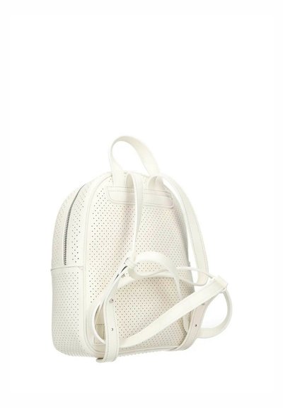 Pequeña mochila blanca perforada vista desde atrás con correas ajustables y un asa superior sobre un fondo blanco.