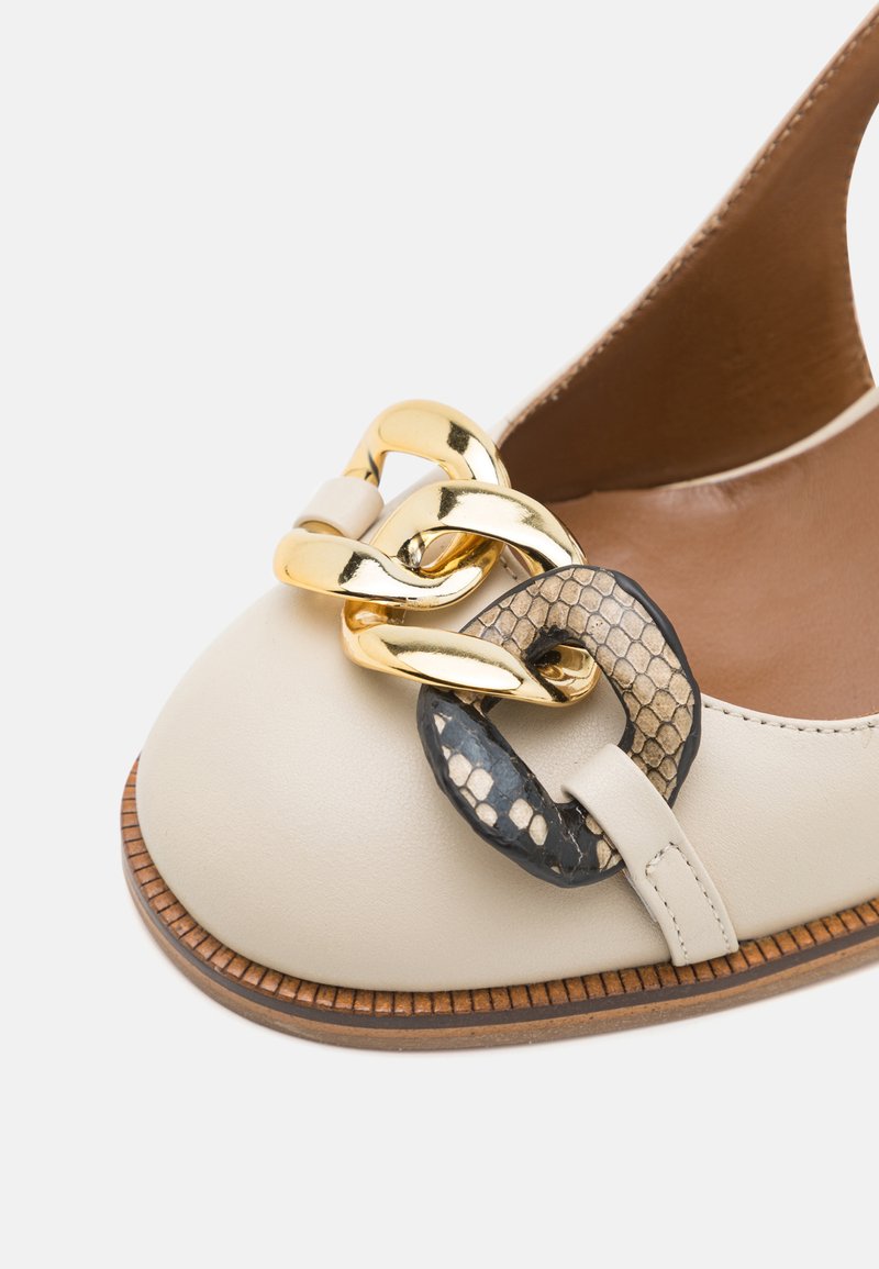Beige Lederflachschuh mit Holzsohle, ausgestattet mit einer dekorativen großen goldenen Kette und einem link im Schlangenmustern in Schwarz und Beige an der Spitze.