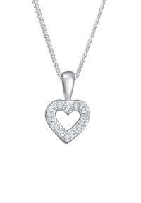 Collier en pendentif en forme de cœur en argent avec un centre découpé, entouré de pierres claires, sur une chaîne en argent torsadée.