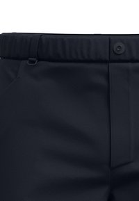 Marineblauwe broek met een gladde, matte textuur. Heeft een geplooide tailleband, een vlakke voorkant en een subtiele zakdetail aan de zijkant.