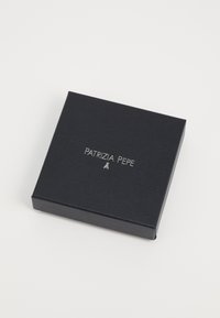 Juoda matinė dovanų dėžutė su sidabriniu "PATRIZIA PEPE" logotipu ir mažu bičių simboliu ant priekinės pusės.