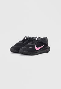 Chaussures de sport noires avec un dessus en maille texturée, présentant un swoosh Nike rose, une sangle à boucle et une semelle rembourrée.