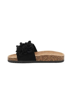 Sandalo nero modello slide con suola zeppa in sughero e grandi fiori decorativi in tessuto sulla fascia superiore larga.