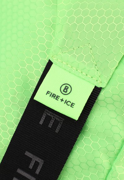 Groene stof met een hexagonaal patroon, voorzien van een label met de tekst "FIRE+ICE" in zwart. Bevat een zwarte band met gestructureerde accenten. Gestructureerd oppervlak.