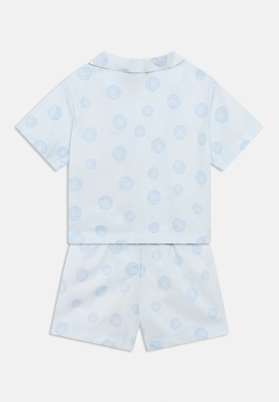 Svetlo modra pižama s kratkimi rokavi iz mehke tkanine, z vzorcem pik v nekoliko temnejši modri barvi.