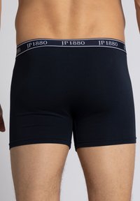 Boxer shorts neri in cotone con una vita che presenta la scritta "JP1880" in bianco. Il tessuto ha una texture liscia e un design aderente.