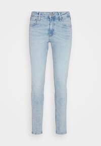Jeans ajustados de un azul claro con un diseño clásico de cinco bolsillos y cierre de botón, mostrados sobre un fondo blanco.