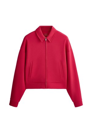 Czerwona kurtka na zamek z ostrym kołnierzem, długimi rękawami, dwoma bocznymi kieszeniami i ściągaczami, pokazana na białym tle.