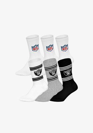 Drei Paar weiße Socken mit NFL-Logo und drei Paar Socken in Weiß, Grau und Schwarz mit dem Las Vegas Raiders-Logo und Streifen.