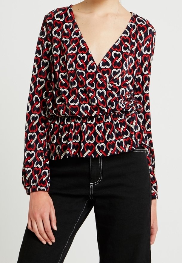 Blusa a maniche lunghe con scollo a V profondo, decorata con cuori rossi, bianchi e blu navy; vita arricciata e tessuto testurizzato.