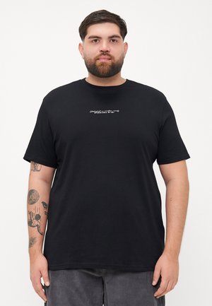 Schwarzes Baumwoll-T-Shirt mit kurzen Ärmeln, Rundhalsausschnitt und weißem Textgrafik auf der Brust. Glatte Textur, normale Passform.