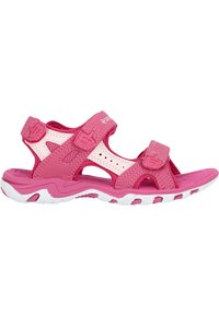 Fuchsia sandaler tillverkade av syntetiskt material med justerbara remmar, öppen design, texturerad sula och vita accenter på sulan.