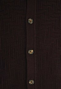 Cardigan marrone scuro con un motivo intrecciato testurizzato, cinque grandi bottoni metallici con il nome del marchio inciso e un colletto e una patta a costine.