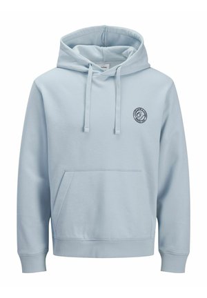 Svijetloplava majica s kapuljačom od mekanog tkanog materijala, s prednjim džepom, vezicama i okruglim logom na prsima.