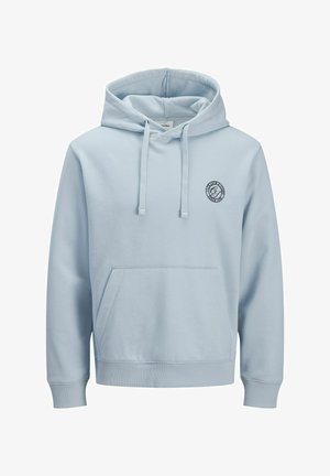 Svijetloplava majica s kapuljačom od mekanog tkanog materijala, s prednjim džepom, vezicama i okruglim logom na prsima.