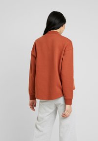 Urban Classics OVERSIZED HIGH NECK CREW - Mikina - rust