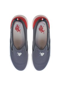 Szare płócienne buty wsuwane z czerwonymi akcentami, białymi podeszwami i małym haftowanym logo na cholewce. Gładka tekstura z elastycznymi bocznymi panelami.