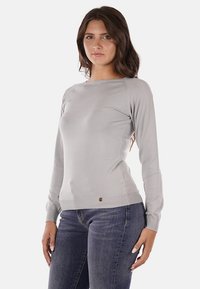Maglione grigio chiaro a maniche lunghe con scollo a costine e polsini. Presenta un design aderente e un piccolo logo dettagliato vicino all'orlo.