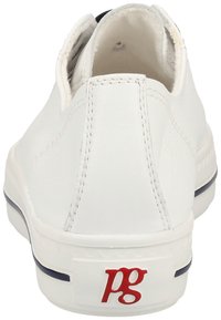 Scarpa bianca in pelle con retro arrotondato, cuciture a contrasto, accenti blu navy e un logo rosso sul tallone. Texture liscia, design casual.