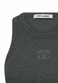 Un top de tip tank fără mâneci, de culoare gri închis, cu o croială dreaptă și un logo co'couture discret embosat pe piept. Fabricat dintr-un material moale și elastic.