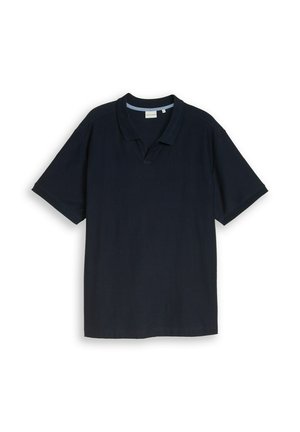 Marineblaues Polohemd mit kurzen Ärmeln, Kragen und V-Ausschnitt, flach auf weißem Hintergrund liegend.
