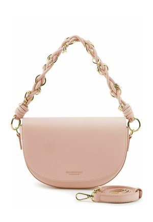 Sac à main demi-lune rose pâle avec poignée tressée ornée d'anneaux dorés et bandoulière amovible avec fermoir doré.