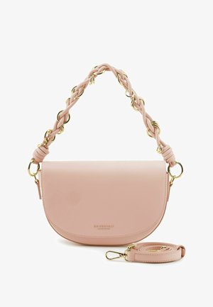Lichtroze halve maanvormige handtas met gevlochten handvat voorzien van gouden ringen en een afneembare schouderriem met gouden sluiting.