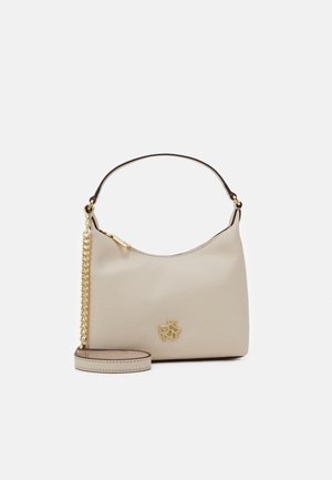 Sac à main en cuir beige avec un logo DKNY doré, fermeture éclair sur le dessus, poignée courte et longue bandoulière attachée avec détail chaîne dorée.