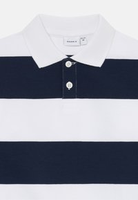 Polo a righe blu navy e bianche con colletto, dotato di due bottoni sul collo e un'etichetta del marchio all'interno.