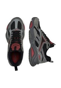 Szare i czarne sneakersy z czerwonymi akcentami, wykonane z siateczki i zamszu, z wyściółką w kołnierzu, teksturowaną podeszwą oraz kontrastowymi detalami.