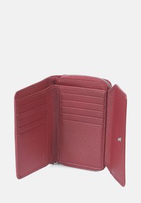 Röd läderplånbok med texturerad yta, som har flera kortfack och en zip-ficka. Öppen design som visar interna fack.