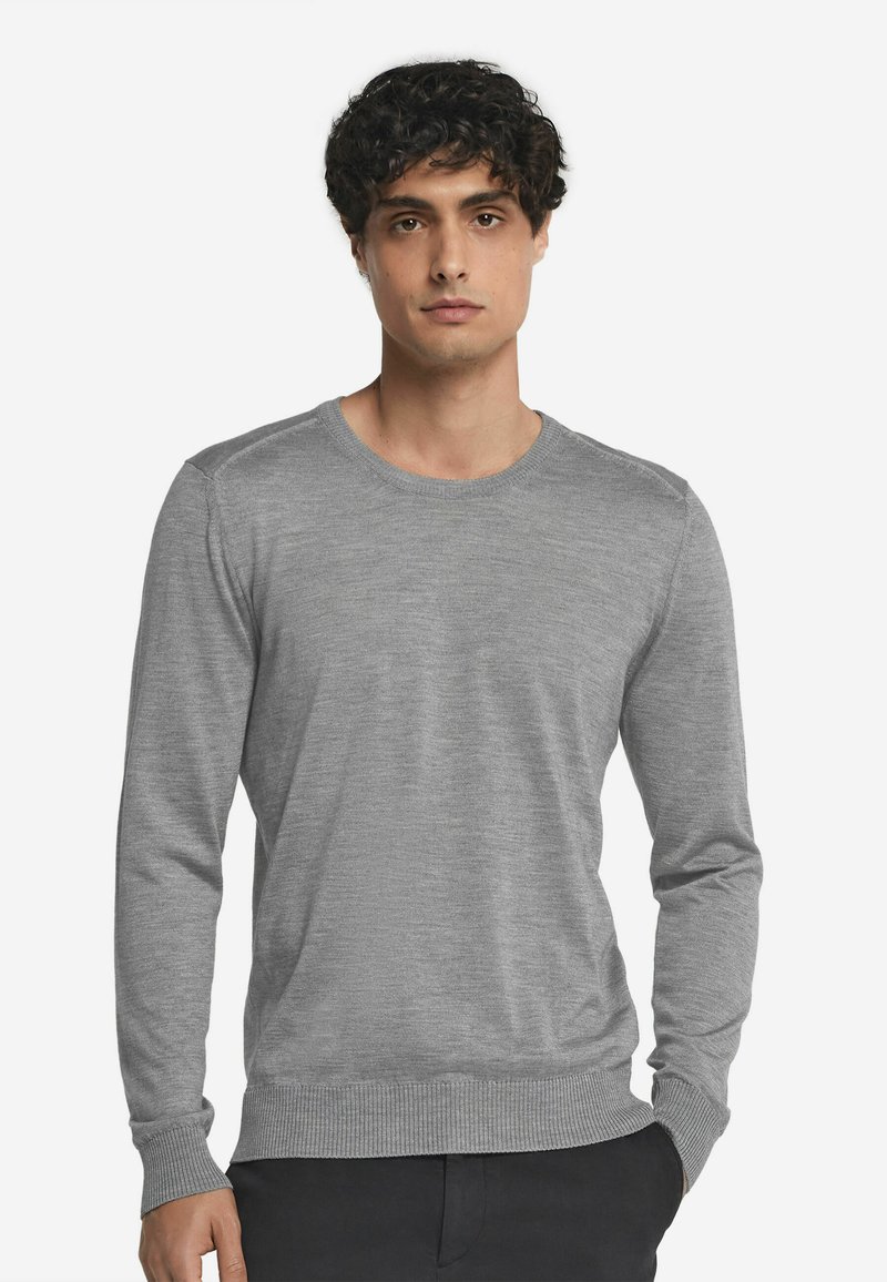 Grå långärmad tröja i ett slätt stickat tyg, med rund halsringning, ribbade ärmslut och nederkant, samt en figurnära silhuett.