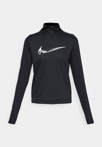 Sort langærmet træningsshirt med hætte og halv lynlås. Den har et hvidt Nike swoosh-logo på brystet og en glat, strækbar stoftekstur.
