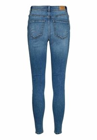 Jeans ajustados de denim azul con una textura suave, diseño de cinco bolsillos y una cintura de altura media. Detalles de costura y una etiqueta de marca de cuero en la parte posterior.