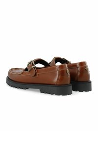 Chaussures en cuir marron avec un design à cheville basse, présentant des accents de boucle en métal et une semelle en caoutchouc noir texturé.