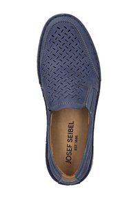 Sandaali, joka on valmistettu rei'itetystä tummansinisestä nahasta, jossa on kontrastiväriset ompeleet; sisältää pehmustetun pohjan ja vaalean sisäosan.