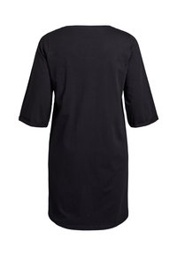 Svart, knälång klänning i mjukt, stretchigt tyg. Har rund halsringning och trekvartärmar med vikta manschetter.