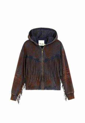 Pruuni ja musta tuhmunud lukuga dressipluus, millel on pikad frangid rinnal ja varrukatel, esimesed taskud ja kapuuts.