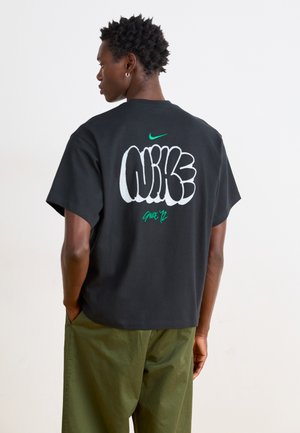 Nike Sportswear SOLO TEE  - Print T-shirt - black/malachite
