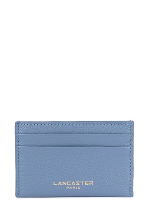Porte-cartes en cuir bleu clair avec cinq emplacements pour cartes, logo en relief doré et finition texturée. Forme rectangulaire compacte.