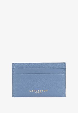 Portafoglio in pelle azzurro chiaro con cinque slot per schede, logo impresso in oro e finitura testurizzata. Forma rettangolare compatta.