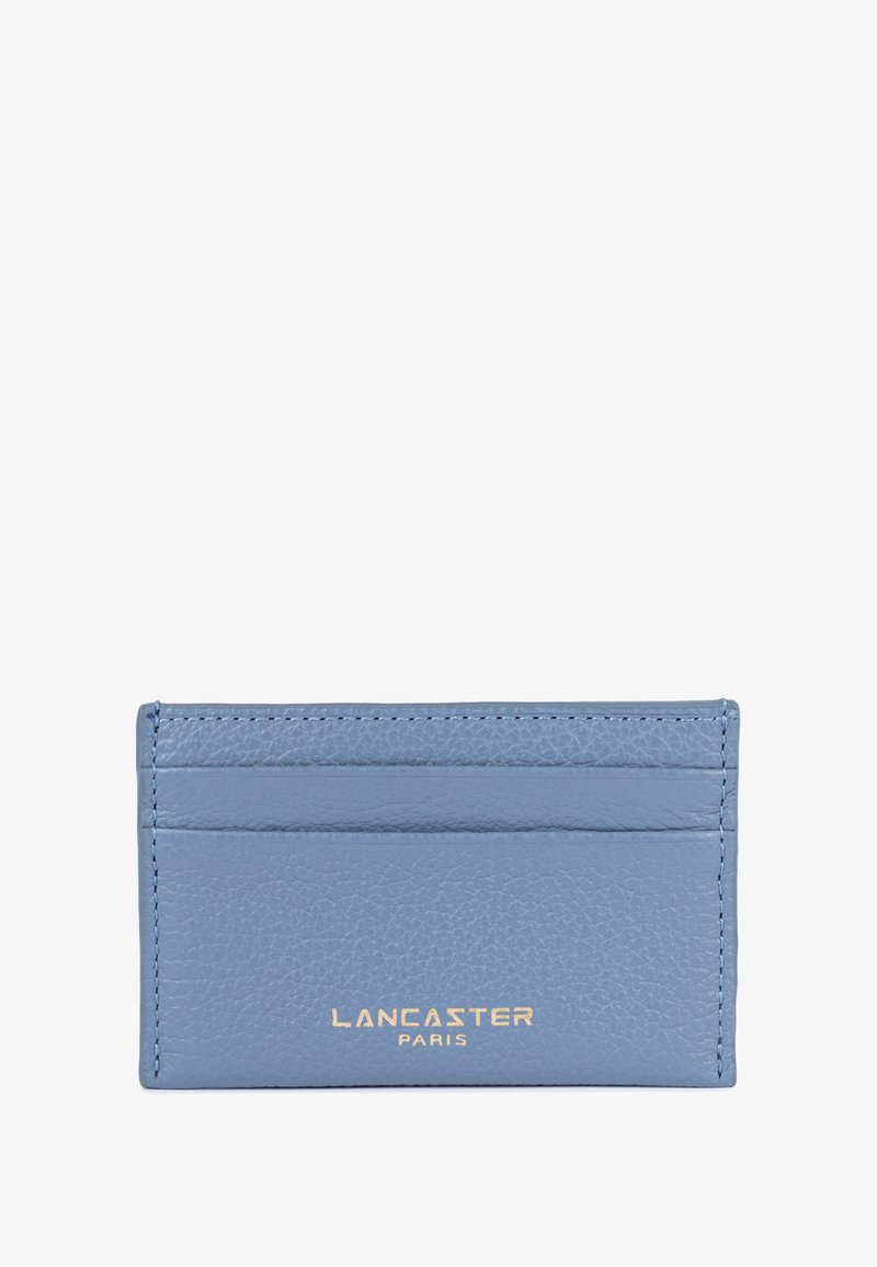 Lichtblauwe leren kaarthouder met vijf kaartslots, reliëflogo in goud en een gestructureerde afwerking. Compacte rechthoekige vorm.